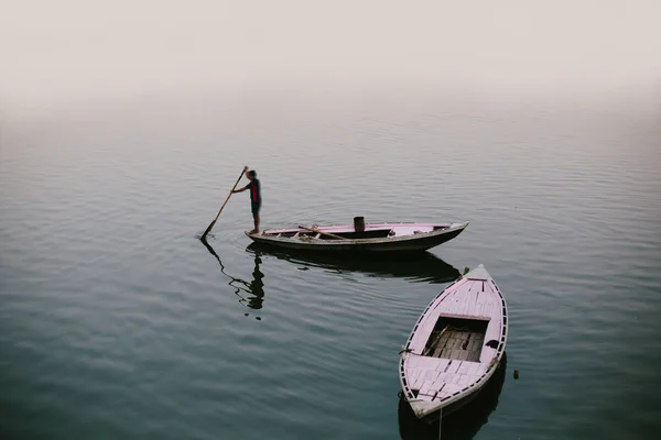 Boatman Σιλουέτα Ξύλινο Σκάφος Στο Ποτάμι — Φωτογραφία Αρχείου