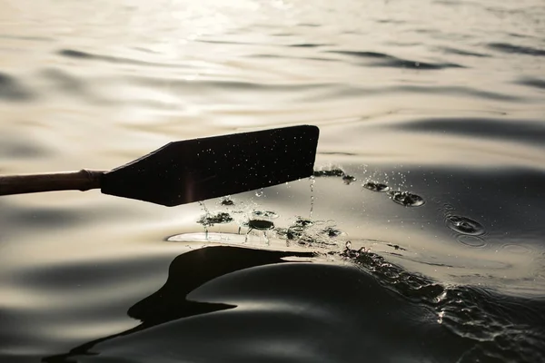Ξύλινο Κουπί Στην Επιφάνεια Της Λίμνης Σταγόνες Στο Νερό Φως — Φωτογραφία Αρχείου