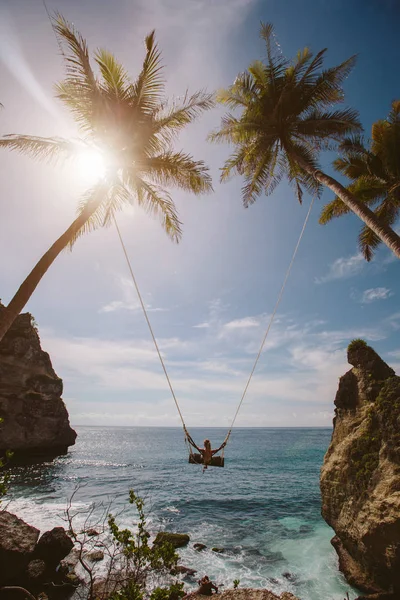 Femme Balançant Sur Plage Tropicale Palmiers Journée Été Ensoleillée Paradis — Photo