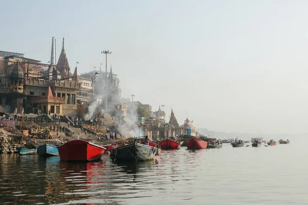 Río Ganga Varanasi Ghats Vista Mañana Con Edificios Río Barco —  Fotos de Stock