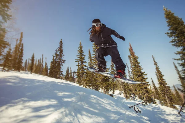 Snowboarder Saltando Por Aire Bosque Invernal Nieve —  Fotos de Stock