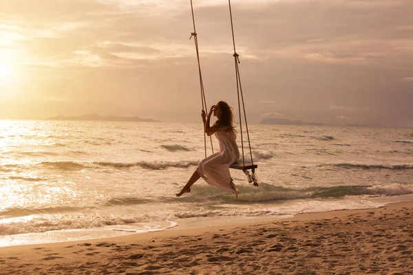 Silhouette Donna Sull Altalena Sopra Riva Del Mare Tramonto — Foto Stock