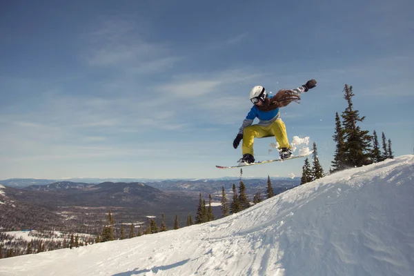 Snowboard Menina Divertir Saltar Neve Inverno Esporte Férias Montanhas Céu — Fotografia de Stock