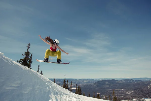 Snowboard Meisje Veel Plezier Springen Sneeuw Wintersport Vakantie Bergen Lucht — Stockfoto