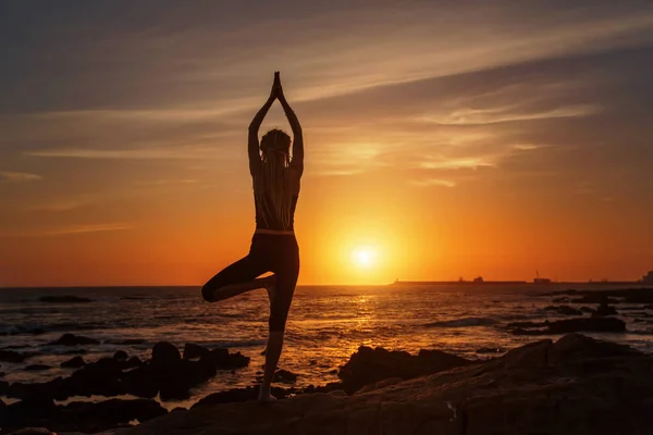 Silueta Joven Hembra Haciendo Yoga Playa —  Fotos de Stock