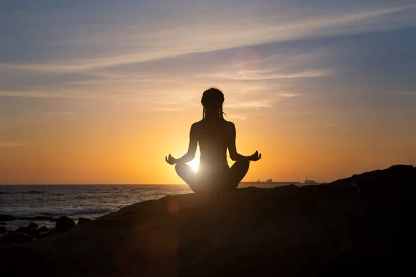 Silhouette Young Woman Practicing Yoga Ocean Beach Sunset — Stock Photo, Image