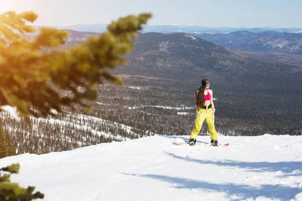 Retrato Una Joven Snowboarder Pie Sobre Tabla Snowboard Cima Montaña —  Fotos de Stock