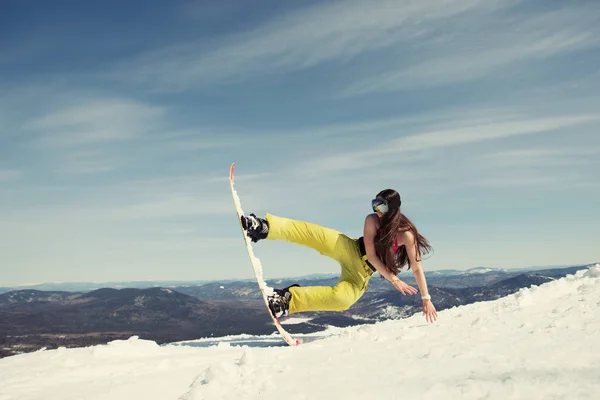 Портрет Счастливой Молодой Сноубордистки Прыгающей Сноуборде Размахивающимися Волосами Солнечный Зимний — стоковое фото