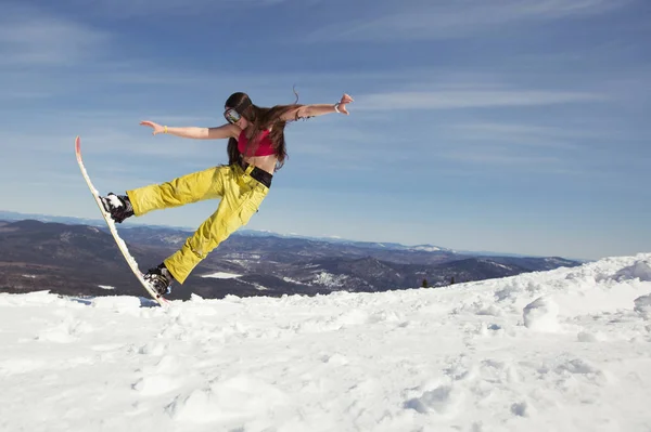 Πορτραίτο Του Happy Νεαρό Snowboarder Θηλυκό Άλμα Στο Snowboard Κουνώντας — Φωτογραφία Αρχείου