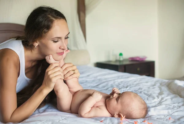Ibu Muda Yang Bahagia Dengan Bayi Yang Baru Lahir Menikmati — Stok Foto
