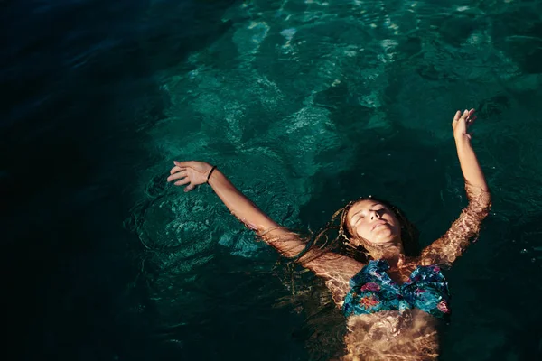 Mujer Nadando Relajándose Piscina Tropical Aire Libre Día Soleado Verano —  Fotos de Stock