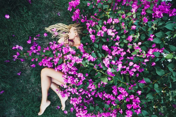 Begonvil Çiçeklerinin Altında Doğada Uyuyan Güzel Bir Kadın — Stok fotoğraf