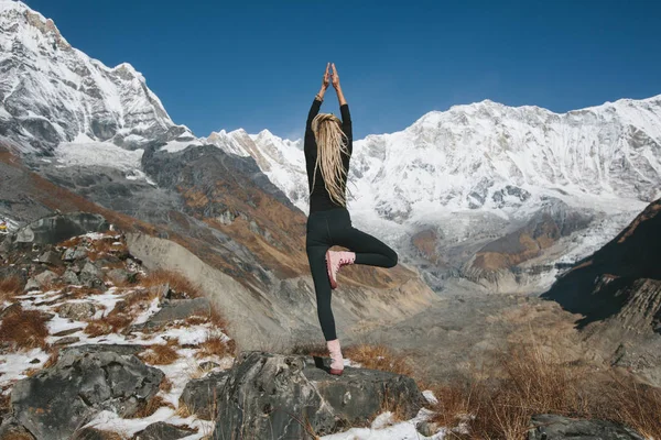 Mujer Usando Rastas Haciendo Ejercicio Yoga Aire Libre Hermosas Montañas —  Fotos de Stock
