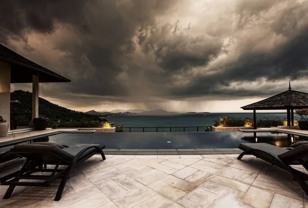 暴风雨来了 游泳池上方乌云密布 天气和雨季的海景尽收眼底 — 图库照片