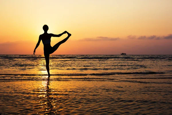 Gün Batımı Kumsalında Yoga Silueti — Stok fotoğraf