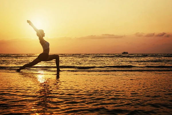 Yoga Silhouet Het Strand Bij Zonsondergang — Stockfoto