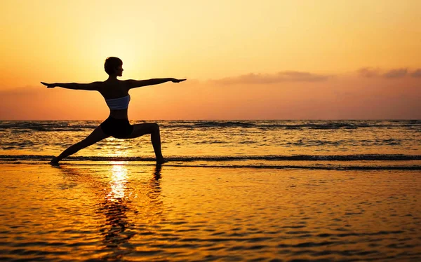 Yoga Silhouet Het Strand Bij Zonsondergang — Stockfoto
