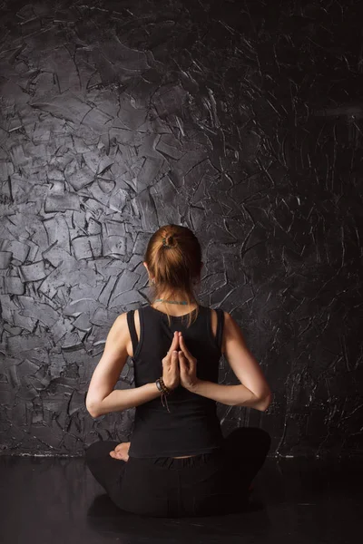 Donkere Portret Studio Van Volwassen Vrouw Doen Yoga Asana Namaste — Stockfoto