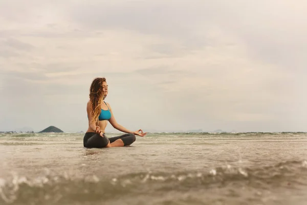 Mujer Caucásica Joven Sentada Orilla Del Mar Practicando Meditación Yoga —  Fotos de Stock