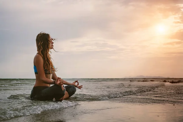 Jonge Vrouw Silhouet Beoefenen Van Yoga Het Strand Bij Zonsondergang — Stockfoto