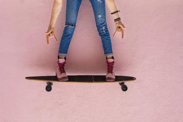 Mujer Rezagada Vistiendo Jeans Zapatillas Con Longboard Skate Pared Rosa —  Fotos de Stock