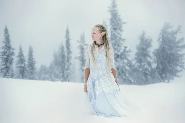 Kvinna Bär Alv Öron Dreadlocks Och Vit Klänning Vinter Snöig — Stockfoto