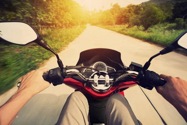 Водіння Мотоцикла Асфальтній Дорозі Через Ліс — стокове фото