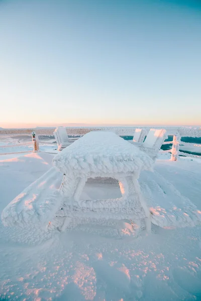 Sedia Congelata Neve All Aperto Gelo Nevoso Mattina Inverno All — Foto Stock