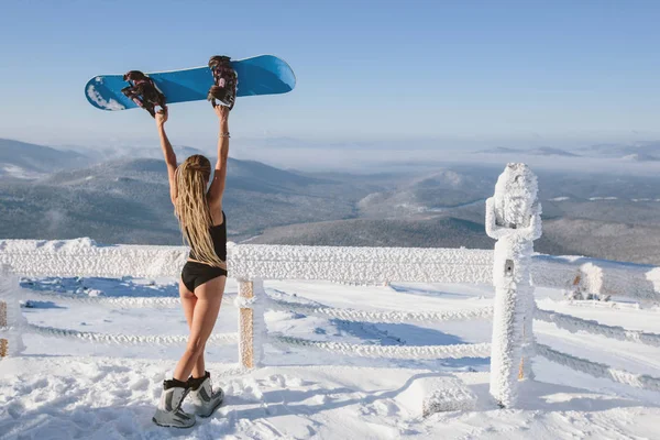 Mujer Con Bikini Camiseta Con Tabla Snowboard Pie Cima Montaña —  Fotos de Stock