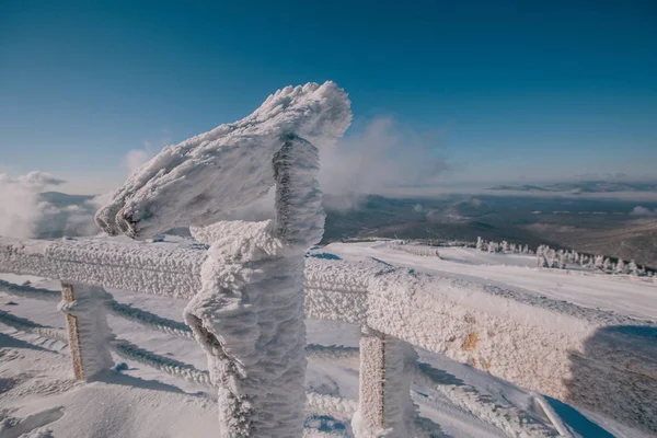 Binocular Turístico Congelado Cubierto Nieve Cima Montaña Invierno Frío Norte —  Fotos de Stock
