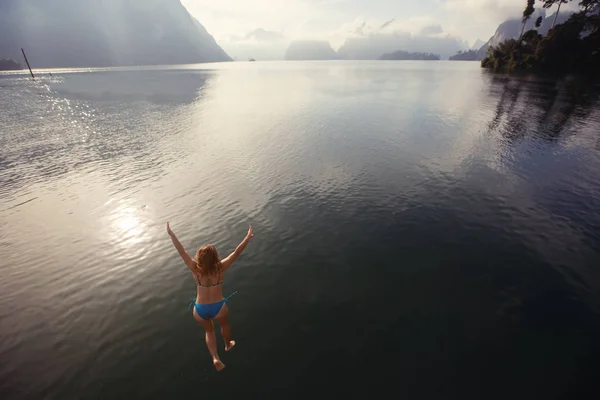 Cheow Lan タイの山の湖でジャンプの女の子 夏の旅行 水と太陽をお楽しみください — ストック写真