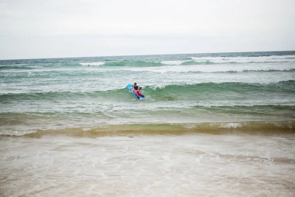 Серфингистка Доской Серфинга Океане — стоковое фото
