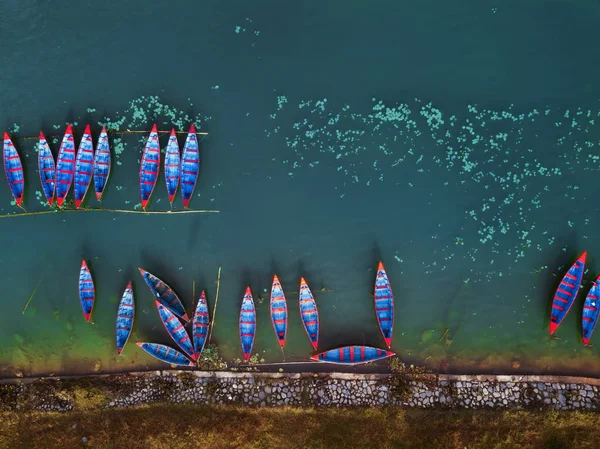 Σκάφη Στη Λίμνη Του Βουνού Φωτογραφία Προβολής Drone — Φωτογραφία Αρχείου