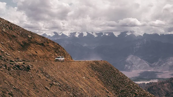 喜马拉雅山脉Khardung Pass山区公路 — 图库照片