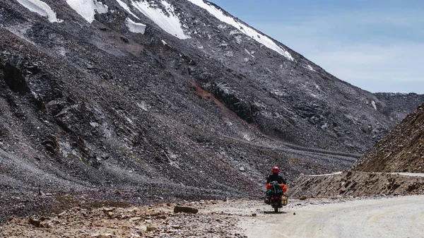 摩托车在山上 在印度 喜马拉雅的汽车旅行 — 图库照片