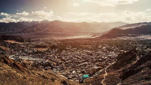 李城的天际线景观 印度喜马拉雅山镇 — 图库照片