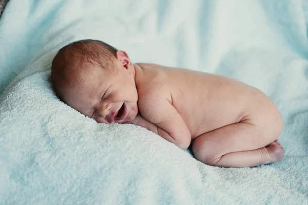 Retrato Del Bebé Recién Nacido Dormido Sonriente —  Fotos de Stock