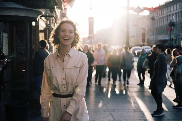 Rua Ensolarado Retrato Sorrindo Jovem Mulher Livre — Fotografia de Stock