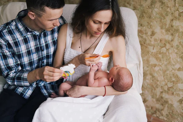 Молодые Родители Пытаются Дать Лекарство Новорожденному Ребенку — стоковое фото