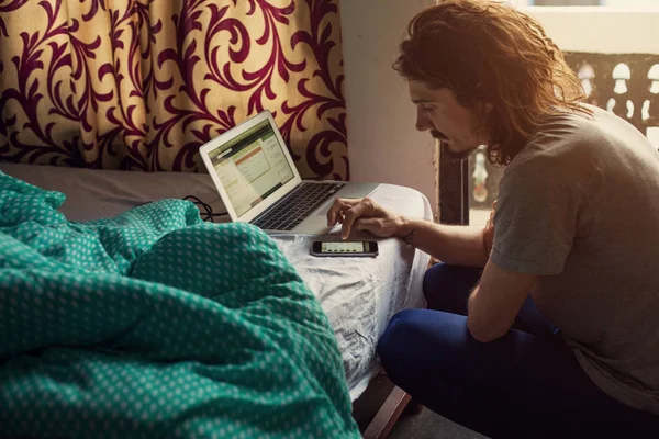 Молодий Мандрівник Сидить Біля Ліжка Ноутбуком Готельному Номері — стокове фото