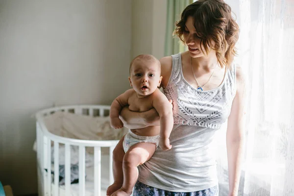 Schöner Kleiner Junge Schaut Hause Die Kamera Auf Mamas Hände — Stockfoto