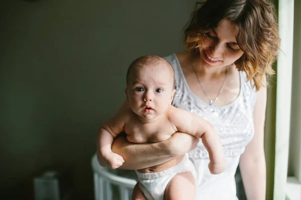 Mooi Baby Jongen Zoek Naar Camera Mama Handen Thuis — Stockfoto