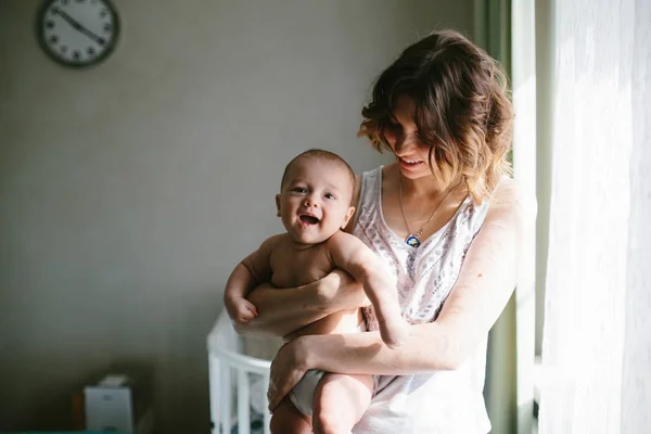 Güzel Erkek Bebek Kameraya Bakıyor Evde Annesinin Ellerine Gülüyor Duvardaki — Stok fotoğraf