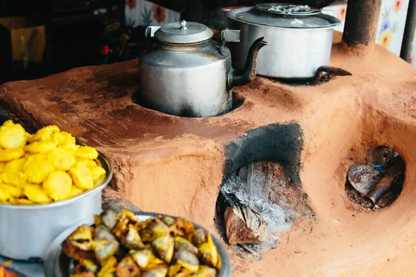 Chimenea Tradicional Asiática Horno Barro Con Comida Pescado Olla Hervidor — Foto de Stock