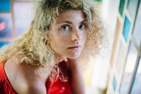 Potret Wanita Muda Cantik Dengan Rambut Panjang Curly Dekat Jendela — Stok Foto