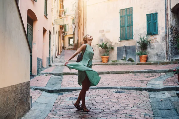 Mulher Viajante Feliz Rua Cidade Europeia Dia Verão Férias — Fotografia de Stock