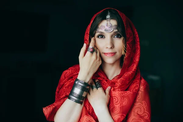 Retrato Oriental Mulher Bonita Usando Jóias Palatino Vermelho — Fotografia de Stock