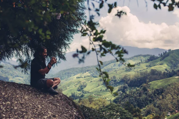 Mladý Muž Fotograf Fotografování Krásné Údolí Malajsii Cameron Highlands — Stock fotografie