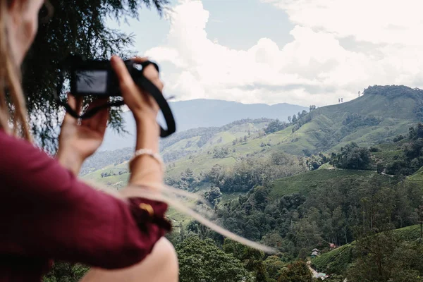 Junge Fotografin Fotografiert Wunderschönes Tal Malaysischen Hochland — Stockfoto