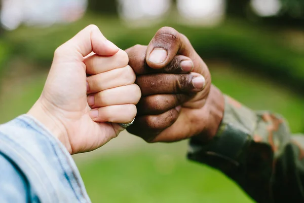 Manos Blancas Negras Puño Aire Libre — Foto de Stock